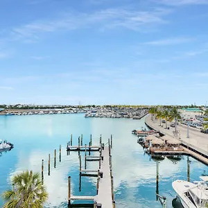 St Kitts - Downtown Waterfront Penthouse Pool Dock Parking Holiday home